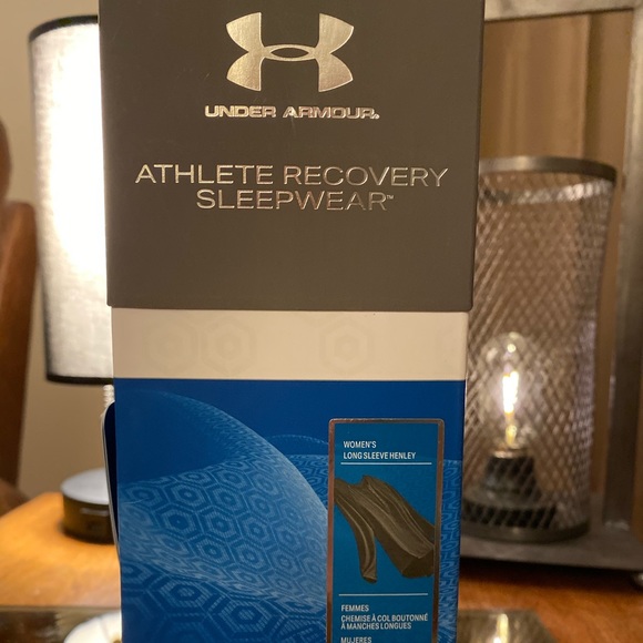 Under Armour Tops - UA athleterecovery sleepwear TB12 women’s top sz S